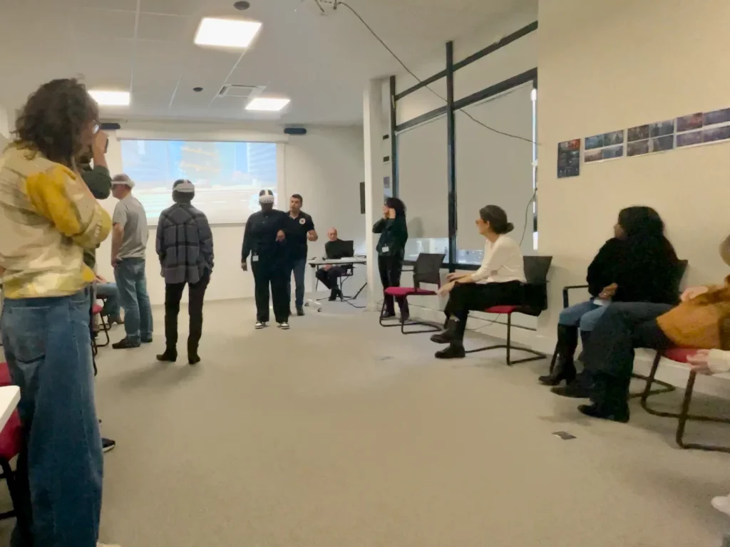 Public observant une démonstration immersive de Pompiers Sans Frontières