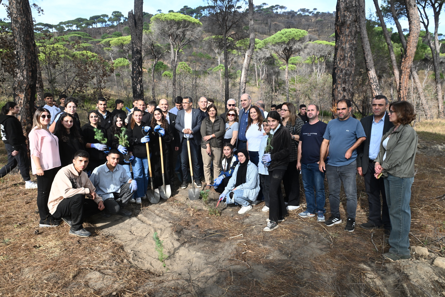 Participants au premier reboisement de Kaytoulé réunis dans la forêt avec de jeunes plants.